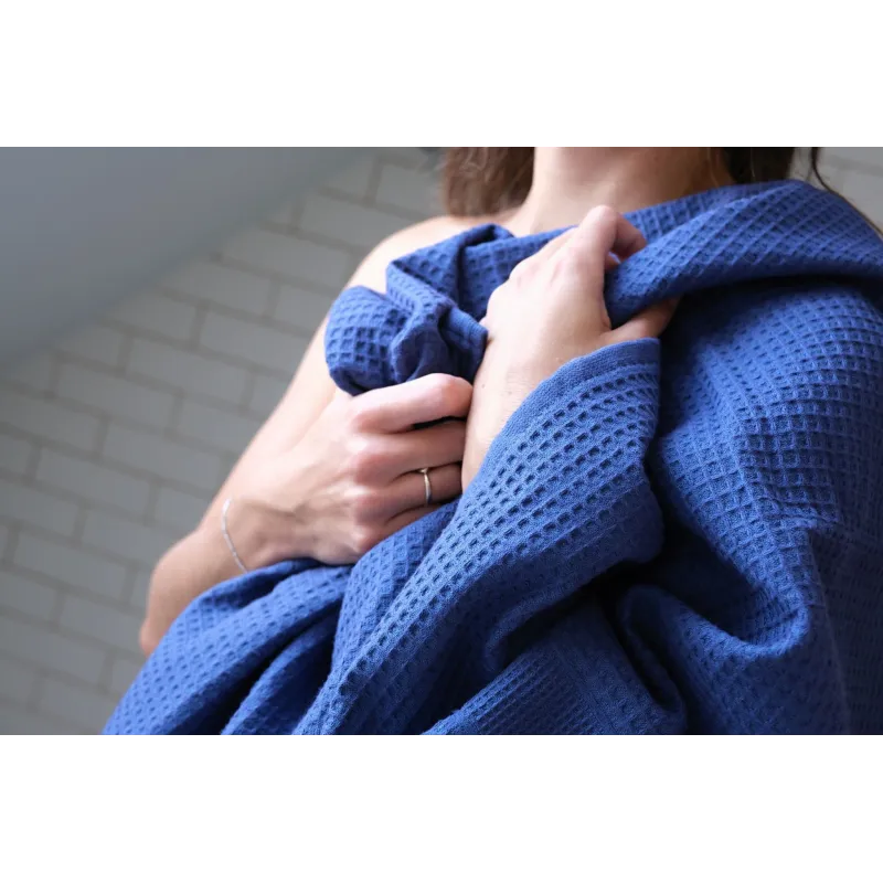 Serviette de bain en lin bleu