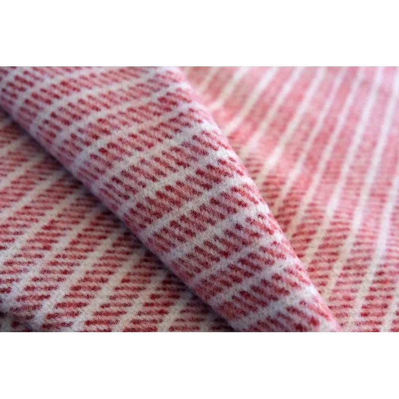 Grande couverture en laine à rayures rouges