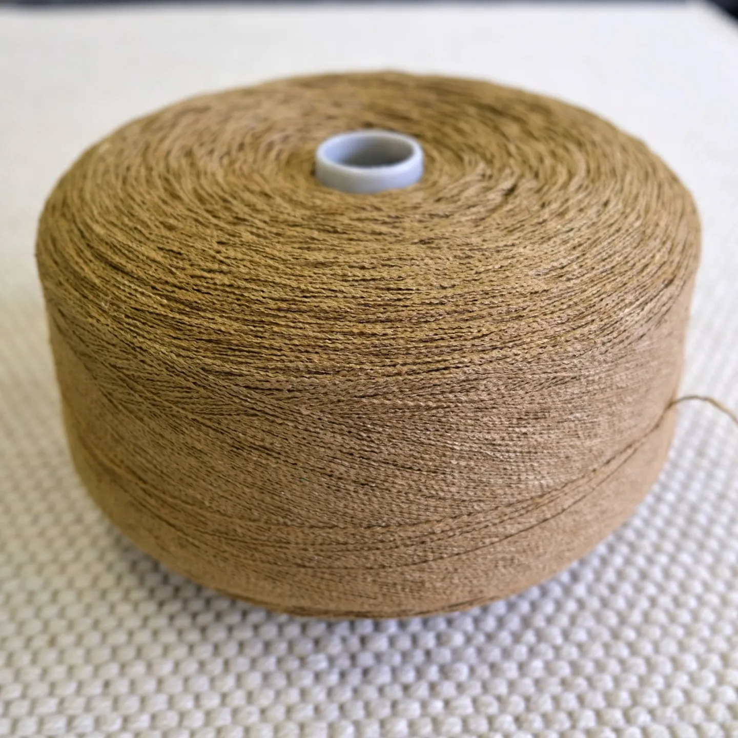 Zbytkový návin příze – karamelova smyčková (2,1 kg)